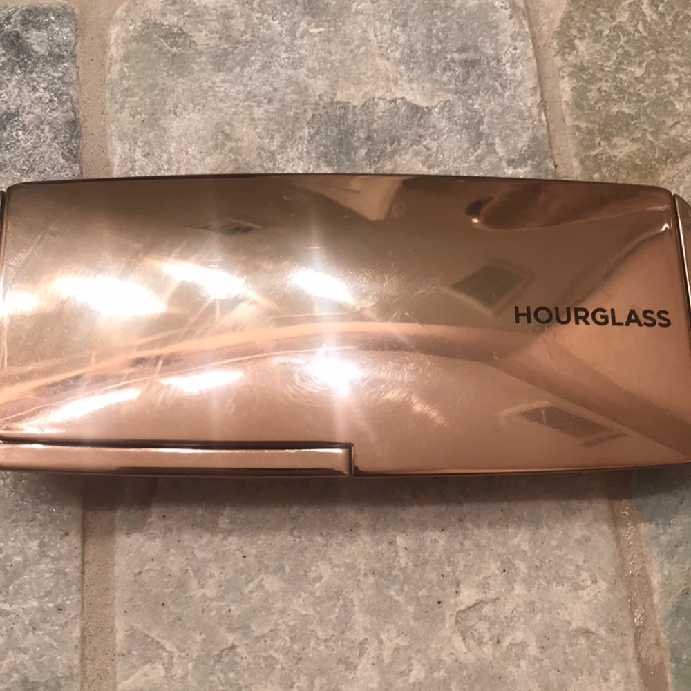 Hourglass ambient lightning blush trio